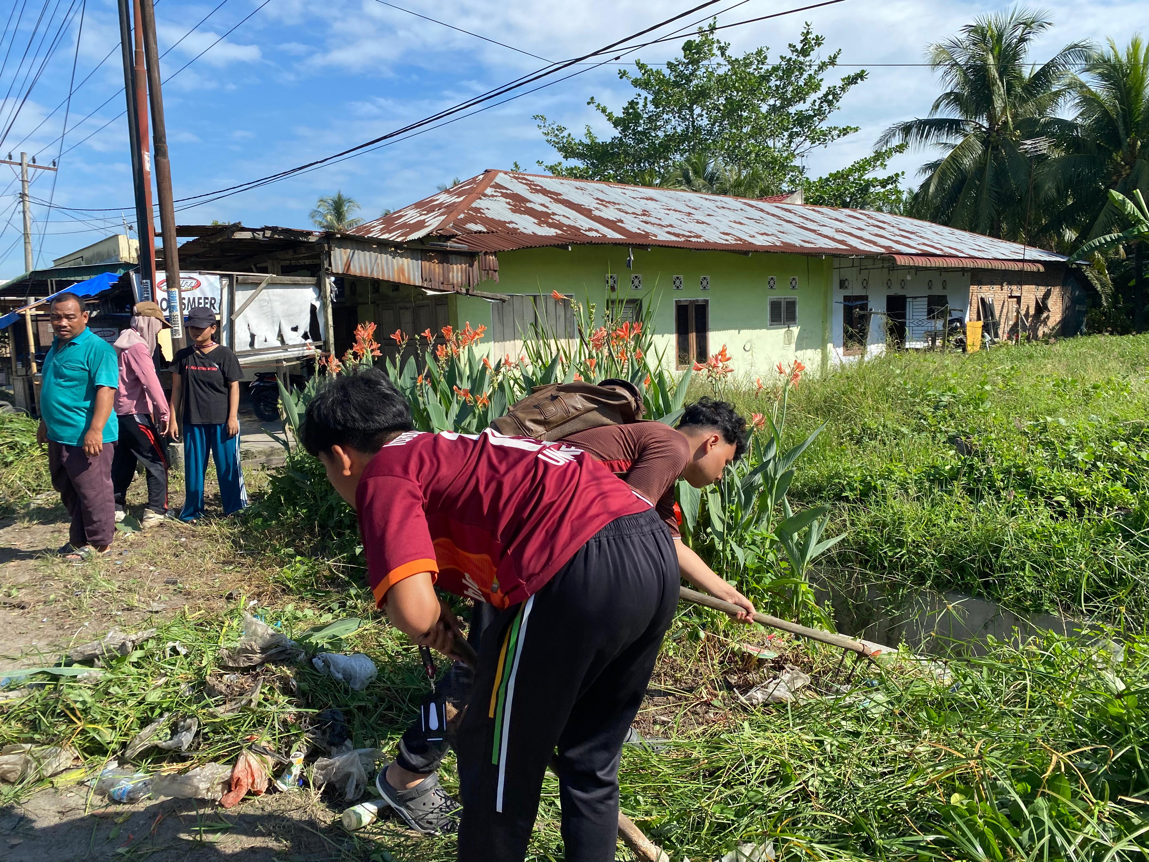 Kegiatan Gotong Royong Pembersihan Parit dan Rumput Pinggir Jalan yang Dilaksanakan Warga dan Mahasiswa KKN Unimed 2025